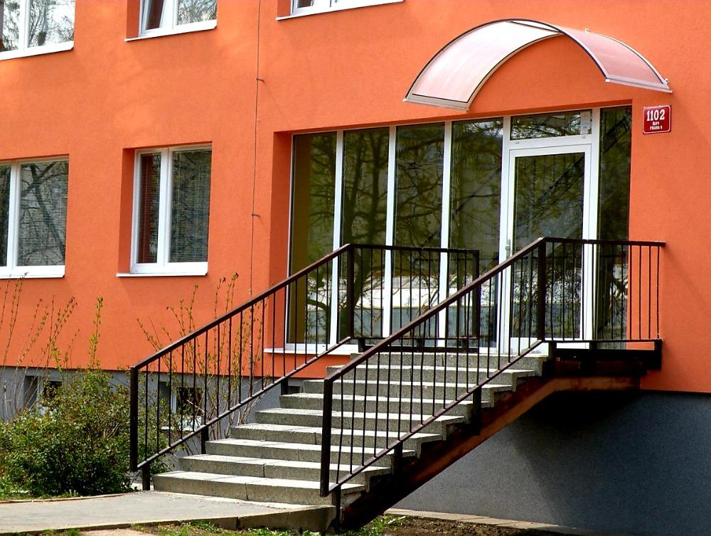 VCHODOVÁ STŘÍŠKA RONDO VELKÁ BÍLÁ/ČIRÁ - 200 x 90 cm