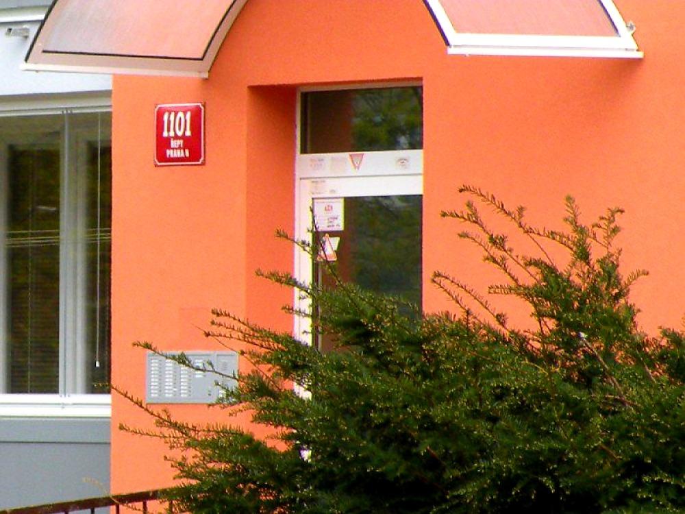 VCHODOVÁ STŘÍŠKA RONDO VELKÁ BÍLÁ/ČIRÁ - 200 x 90 cm