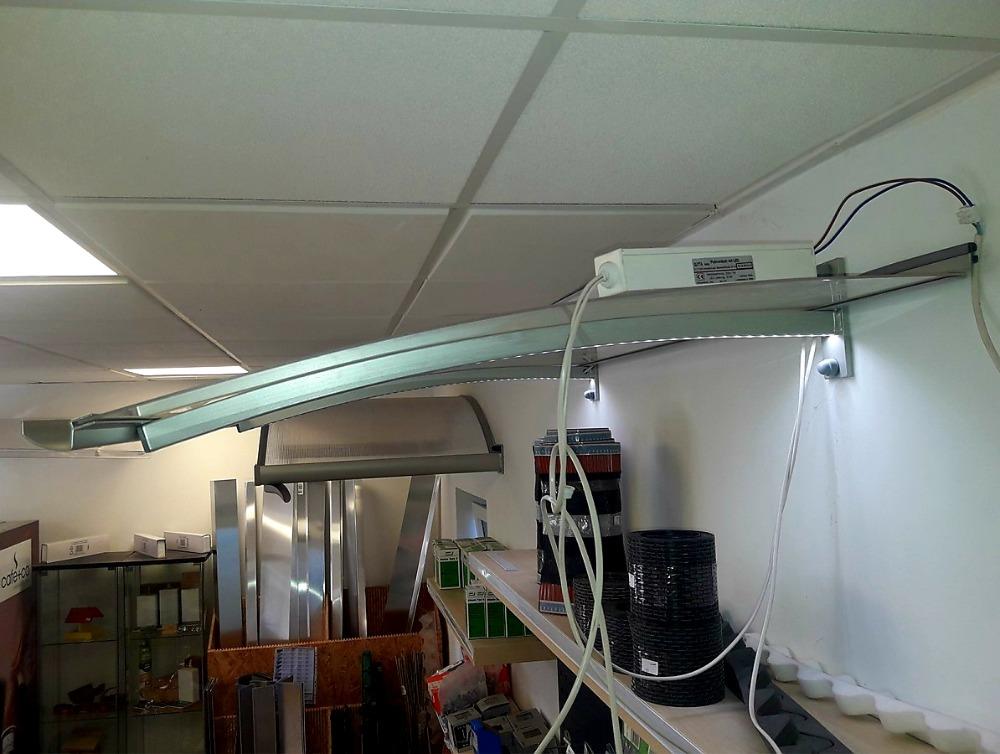 VCHODOVÁ STŘÍŠKA GUTTAVORDACH LED TECHNIK P BÍLÁ/ČIRÁ - 150 x 90 cm